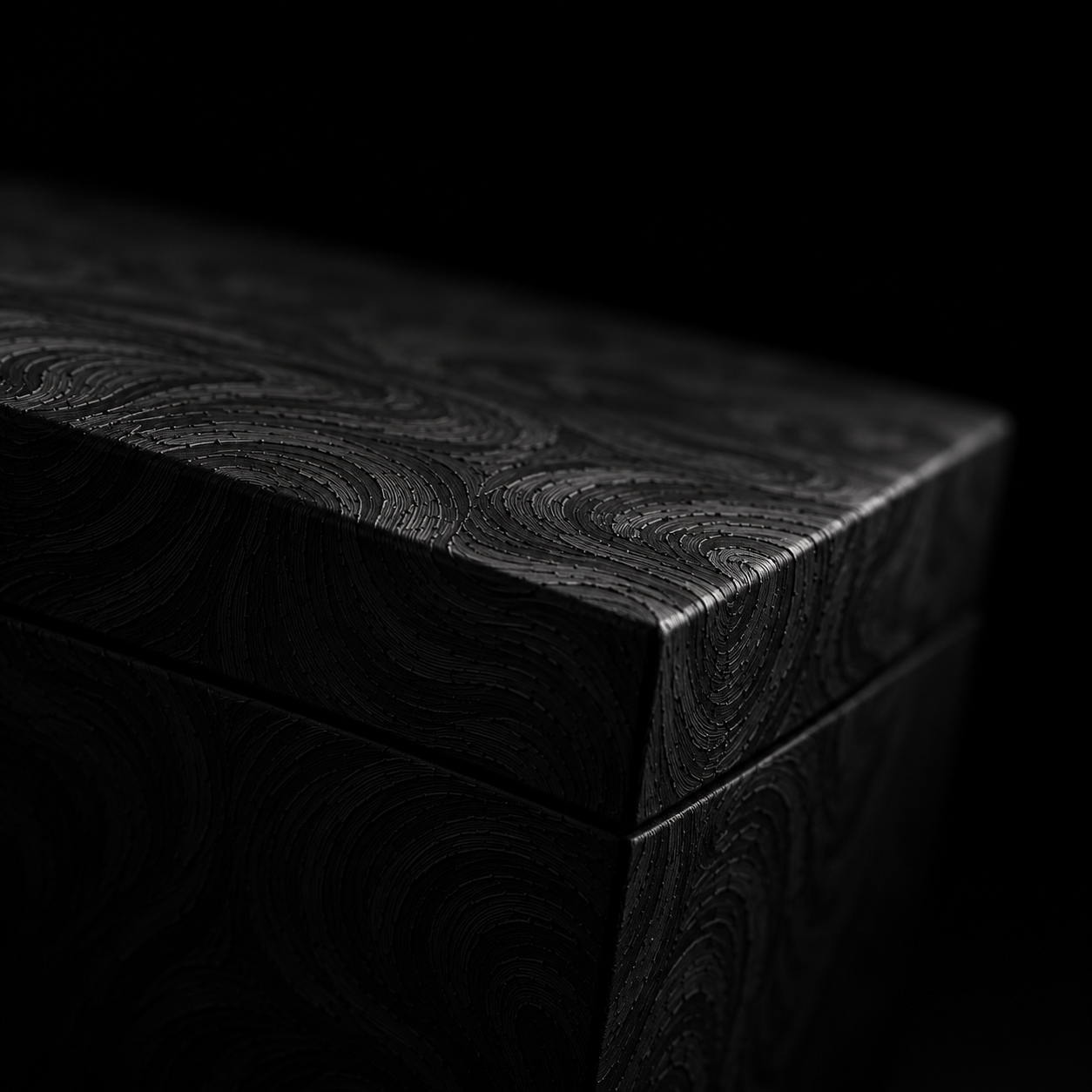 Détail en relief du coffret noir